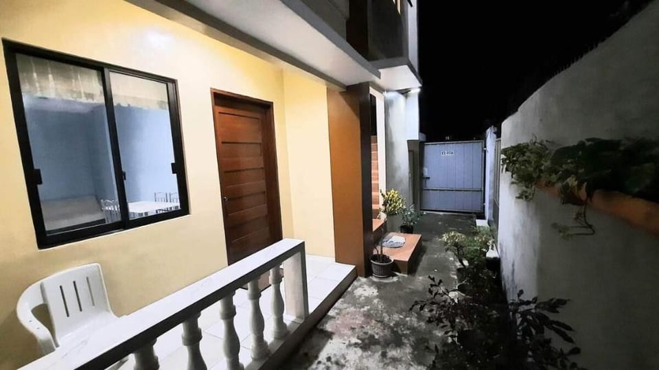La Vita Urbana  “Room1” (1bed w/ wifi terrace&CR) Apartment in Bacolod