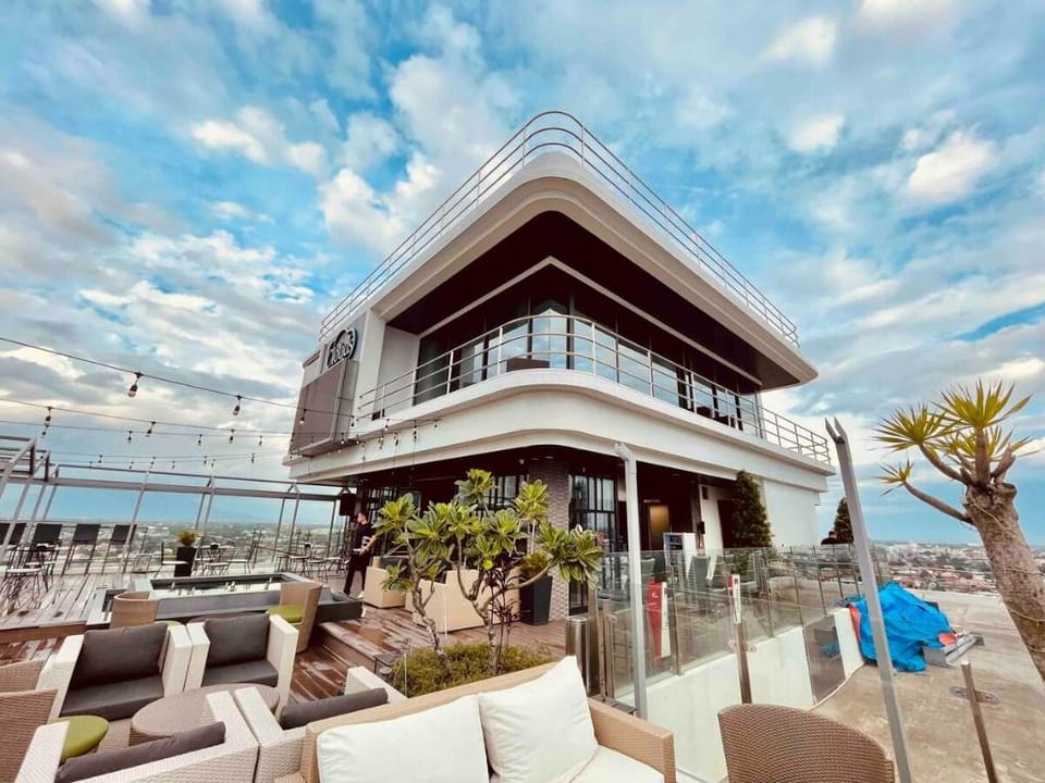 Luxury condo in One Euphoria  In Angeles SM Clark Apartment in Angeles