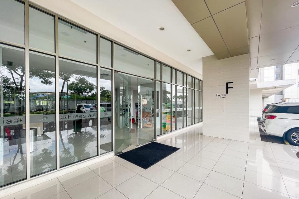 RedLiving Apartemen Springlake Summarecon - Happy Rooms with Netflix Hotel in West Java
