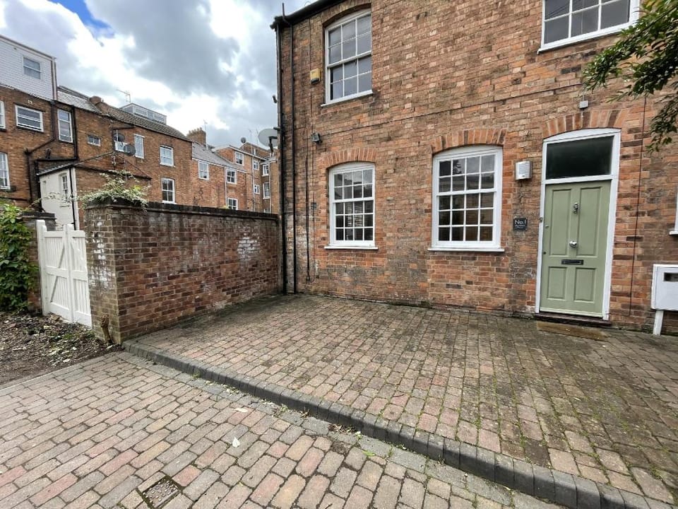 Luxury 3-bed Victorian Townhouse Hosted by Hutch Lifestyle Vacation rental in Royal Leamington Spa