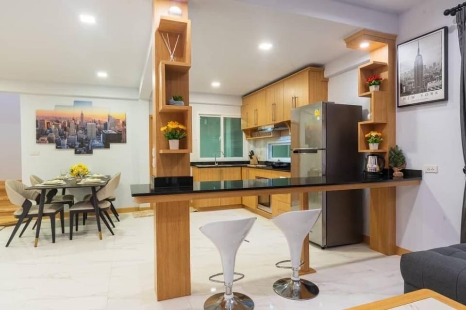 Pattaya CityHouse 4卧5卫私人泳池别墅+进步行街+BBQ+免费清洁 Villa in Pattaya City