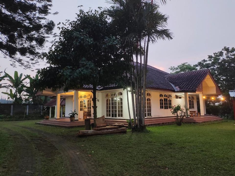 Villa 25 Puncak Villa in Cisarua