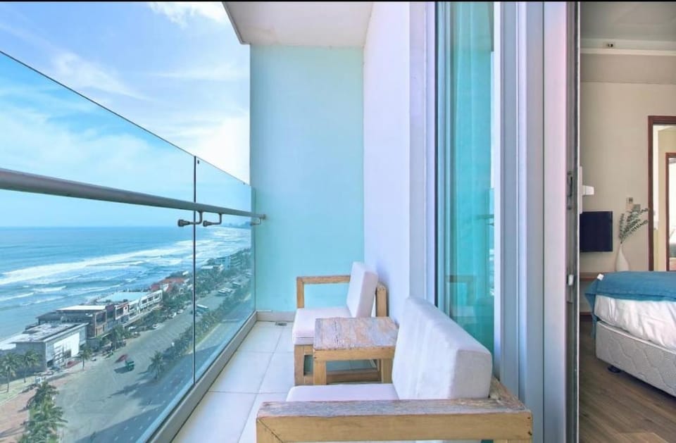 Beach Front- Ocea view- Infinity Pool on Rooftop Apartment in Da Nang