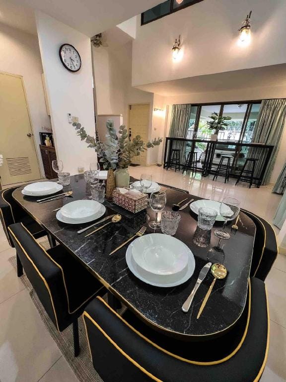 Sukhumvit 31 Sweet Home 7 beds - up to 12 guests Vacation rental in Bangkok