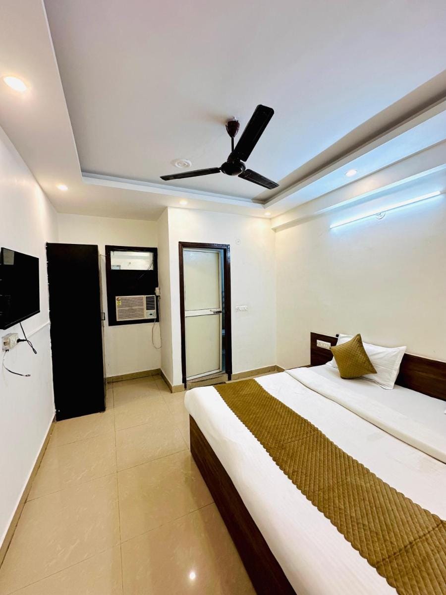 Hotel Back Benchers - Hazrat Nizamuddin Railway Station Hotel in Noida