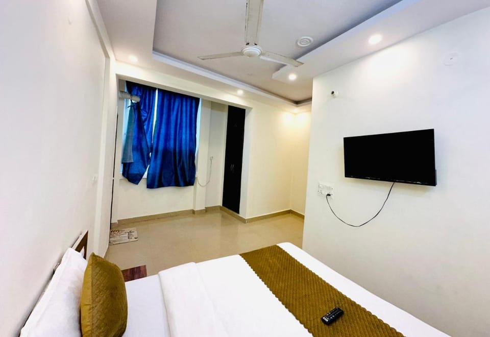 Hotel Back Benchers - Hazrat Nizamuddin Railway Station Hotel in Noida