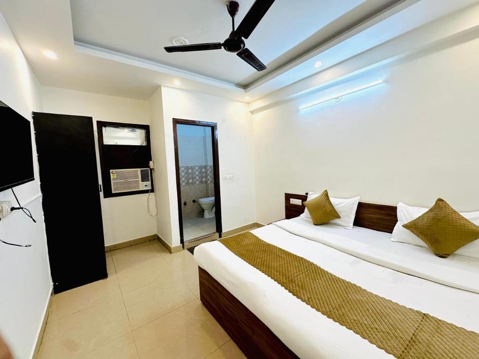 Hotel Back Benchers - Hazrat Nizamuddin Railway Station Hotel in Noida