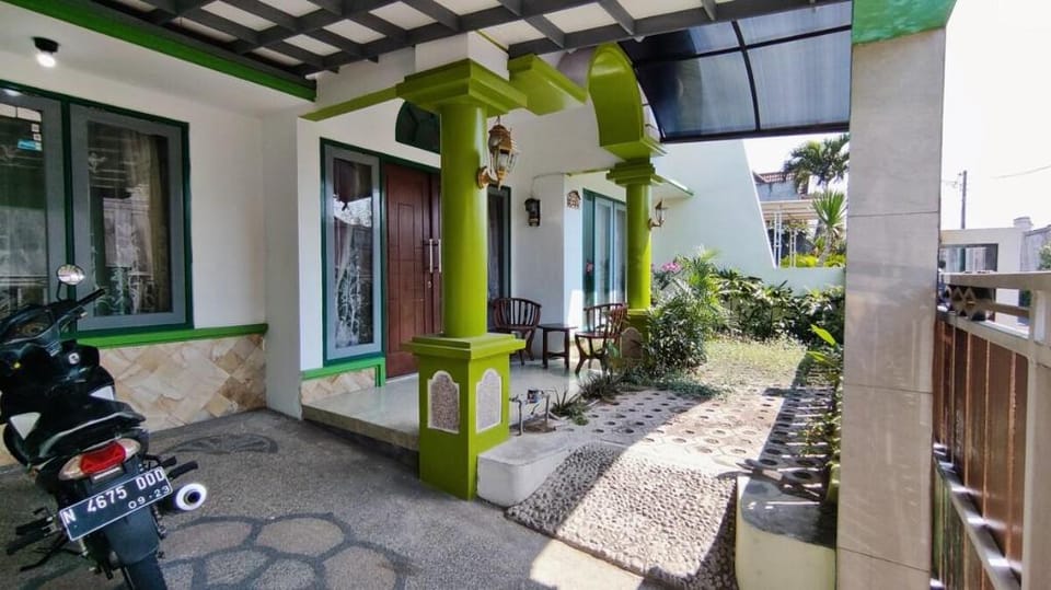 Elis Singosari Home Vacation rental in East Java
