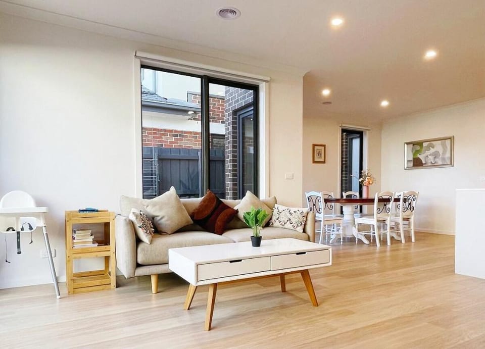 Near Westfield Fountain Gate/Train Station/4B3B1C Vacation rental in Melbourne