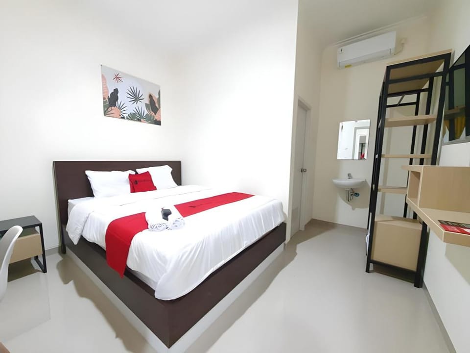 RedDoorz near Kawasan Bandara Ahmad Yani Semarang 2 Hotel in Indonesia