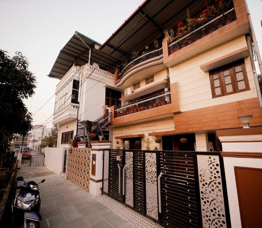 The Location, A Private Room. Vacation rental in Dehradun
