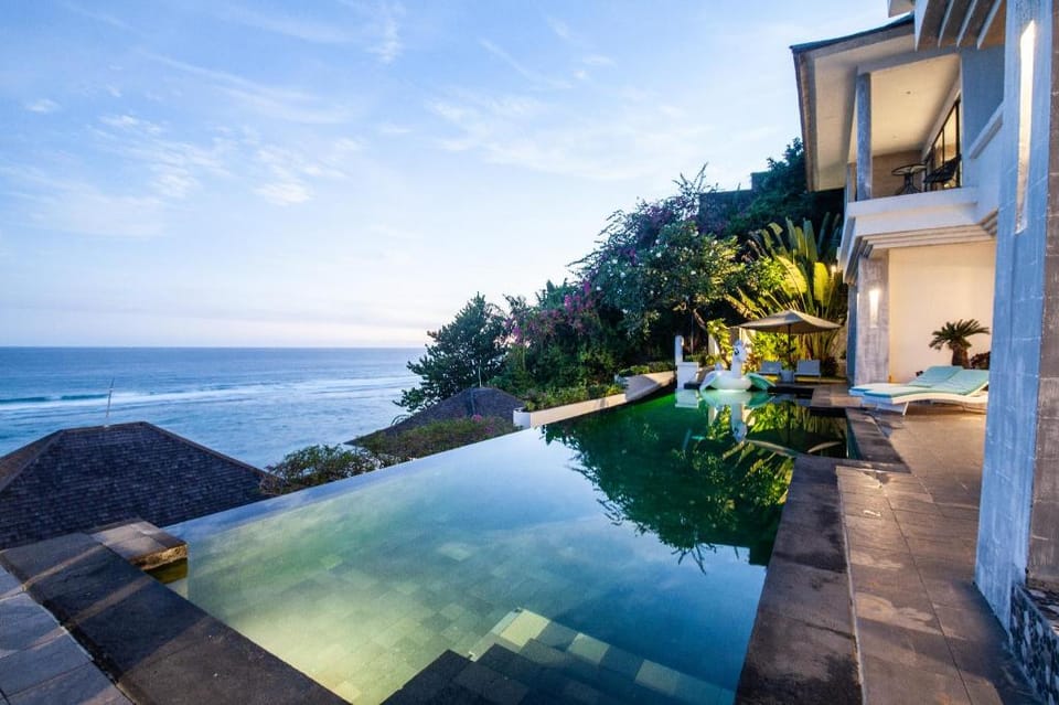 Cliff Front 4 Bedroom Villa with Ocean View olala Villa in Bali