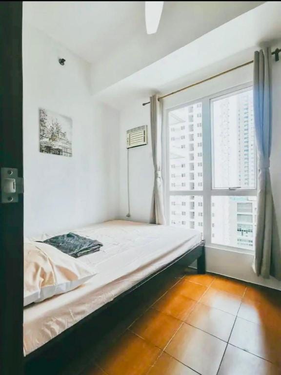 Two-bedroom Tower 3 Pioneer Woodlands w/ nice view Apartment in Mandaluyong