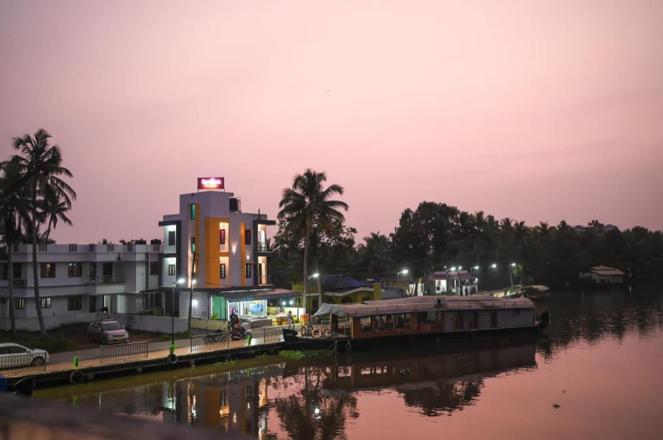 Janoos Homestay River side view Vacation rental in Kumarakom