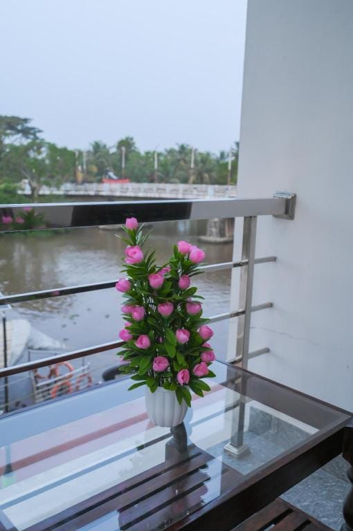 Janoos Homestay River side view Vacation rental in Kumarakom