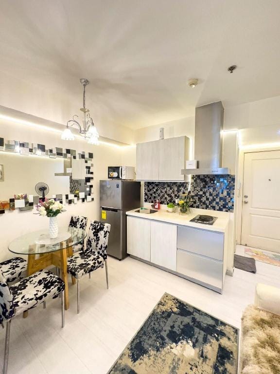 Eoonnie Staycation - Azure Pque Vacation rental in Paranaque