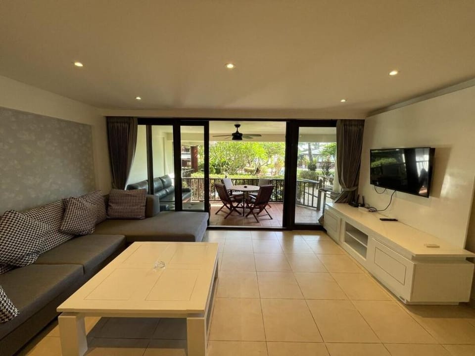Peaceful retreat at Kalim Bay - pool, bar, garden Apartment in Patong