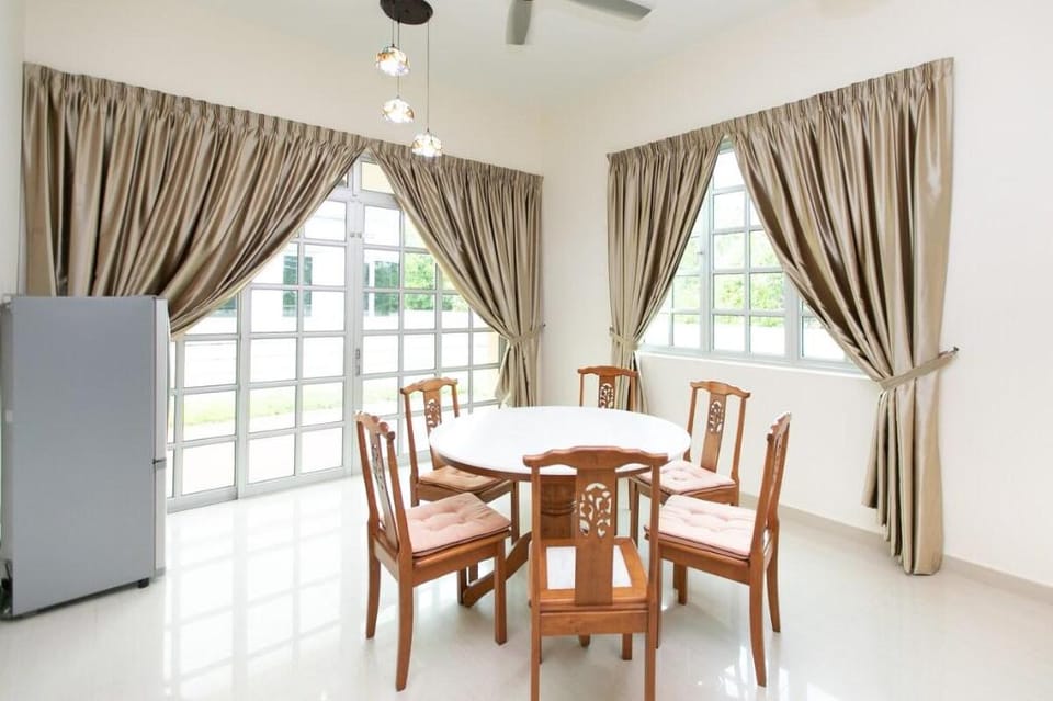 Tanjung Bungah 6BR 20Pax Bungalow w/ Snooker BBQ Vacation rental in Tanjung Bungah