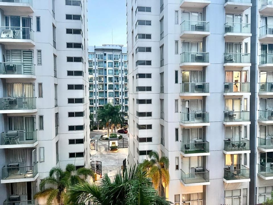 Kiel Hotel Across NAIA Airport Terminal Apartment in Pasay