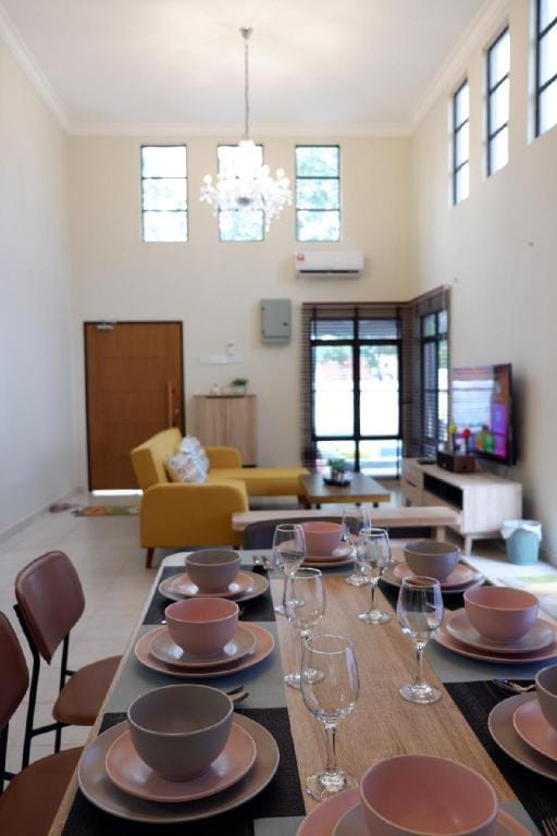 San Casa A’Famosa cosy Villa/bungalow 5 rooms18pax Villa in Negeri Sembilan, Malaysia
