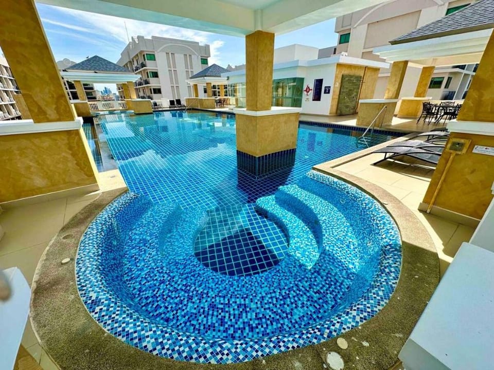Beautiful Condo with Pool access-Sauna & Fast NET Vacation rental in Pattaya City