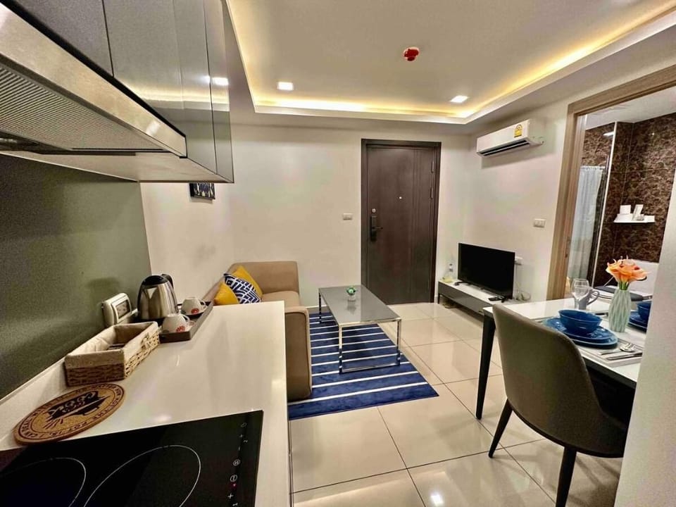 Beautiful Condo with Pool access-Sauna & Fast NET Vacation rental in Pattaya City