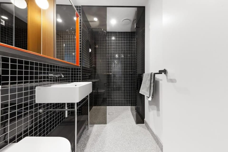 A Comfy Apt Only a 5-min Walk to Victoria Market Apartment in Melbourne
