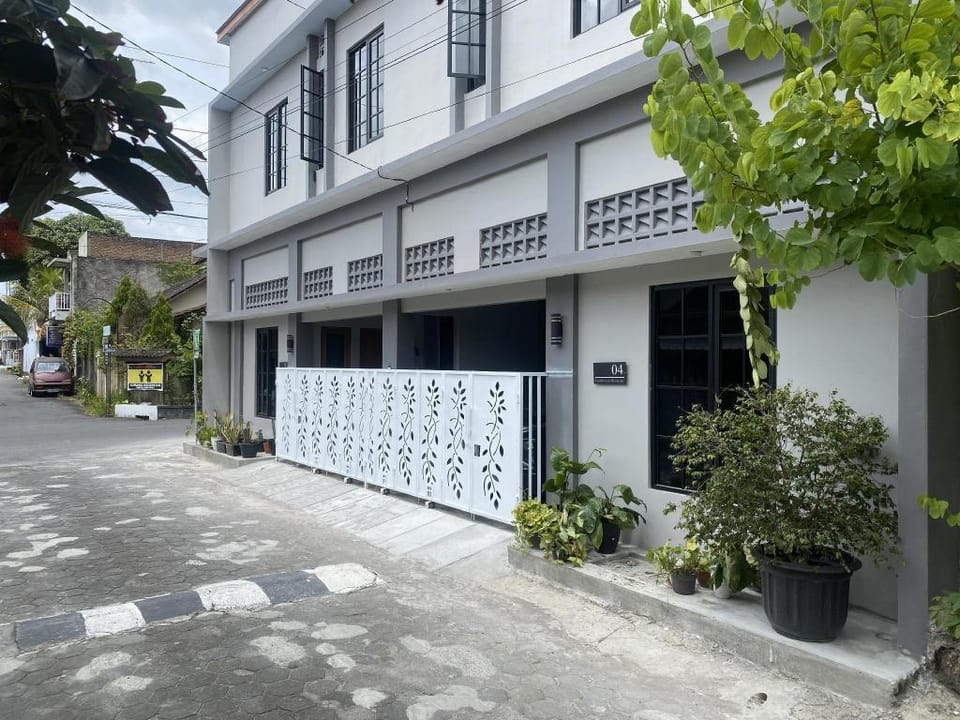 Homestay Flamboyan 4 - Penginapan Studio ala Cafe Hotel in Special Region of Yogyakarta