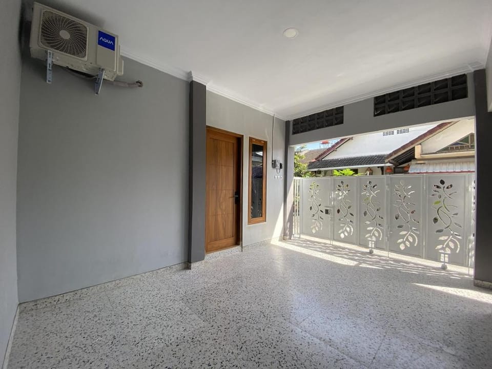 Homestay Flamboyan 4 - Penginapan Studio ala Cafe Hotel in Special Region of Yogyakarta