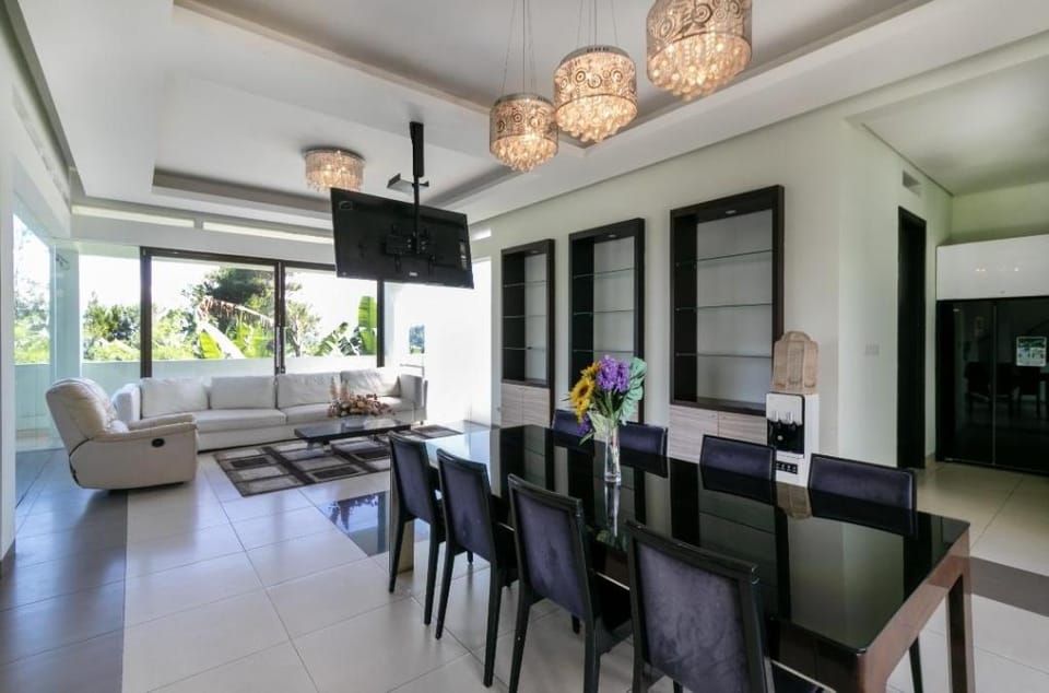 Villa Dago Kanata 7BR 40p InfiPool Jacuzzi Biliard Villa in Bandung