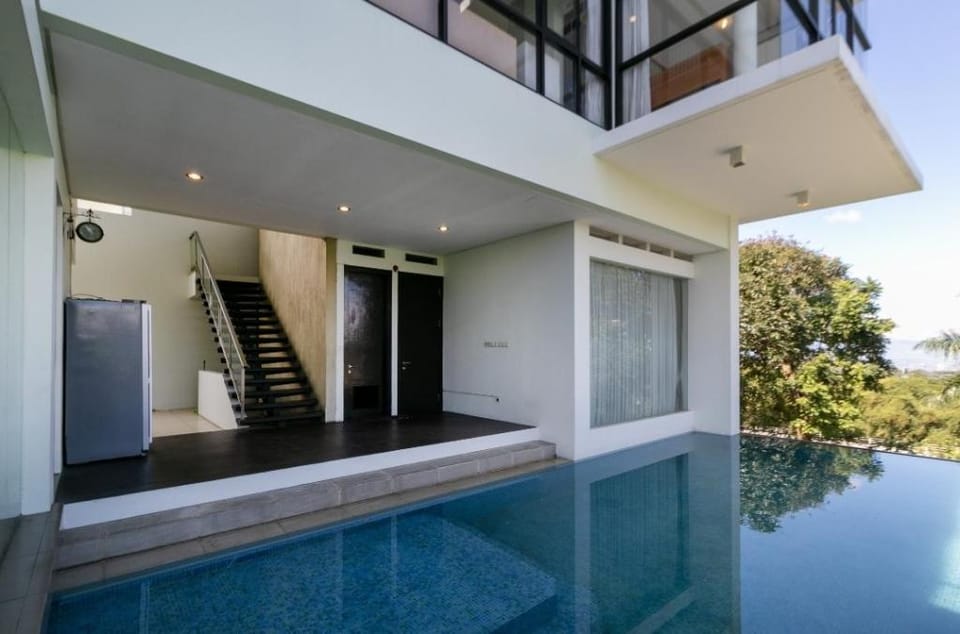 Villa Dago Kanata 7BR 40p InfiPool Jacuzzi Biliard Villa in Bandung