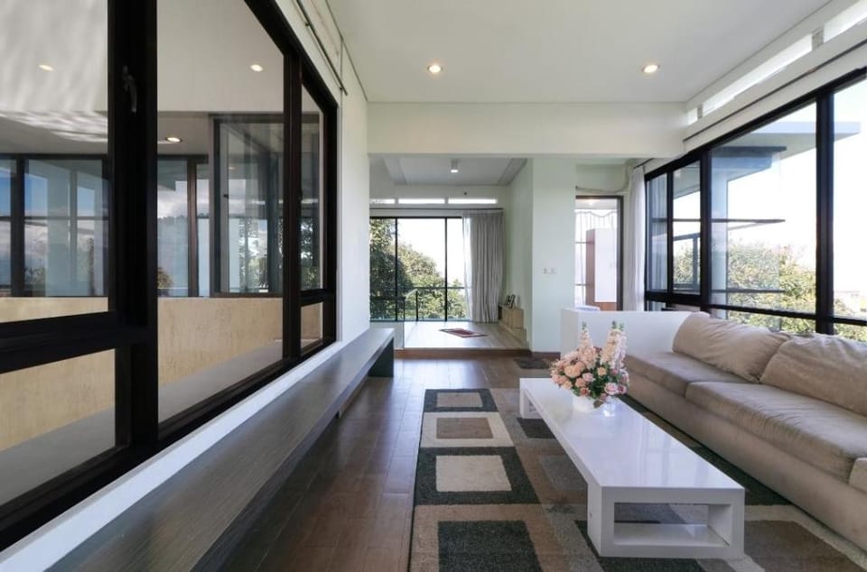 Villa Dago Kanata 7BR 40p InfiPool Jacuzzi Biliard Villa in Bandung
