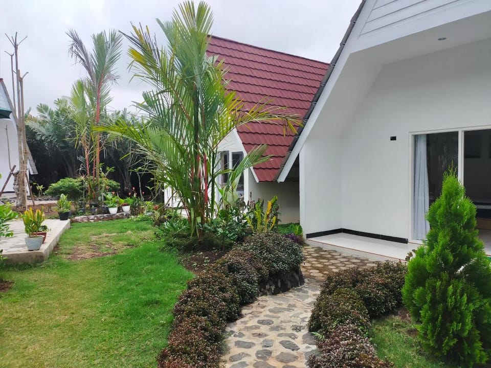 Cottage Triple Room 15 Minutes from Tumpak Sewu Vacation rental in East Java