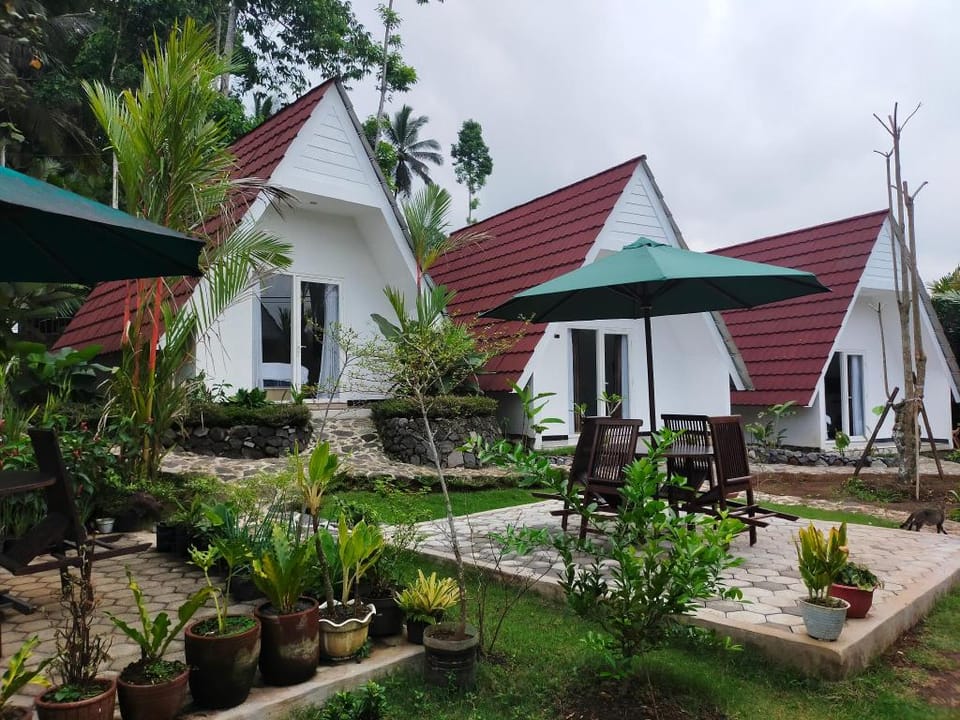 Cottage Triple Room 15 Minutes from Tumpak Sewu Vacation rental in East Java