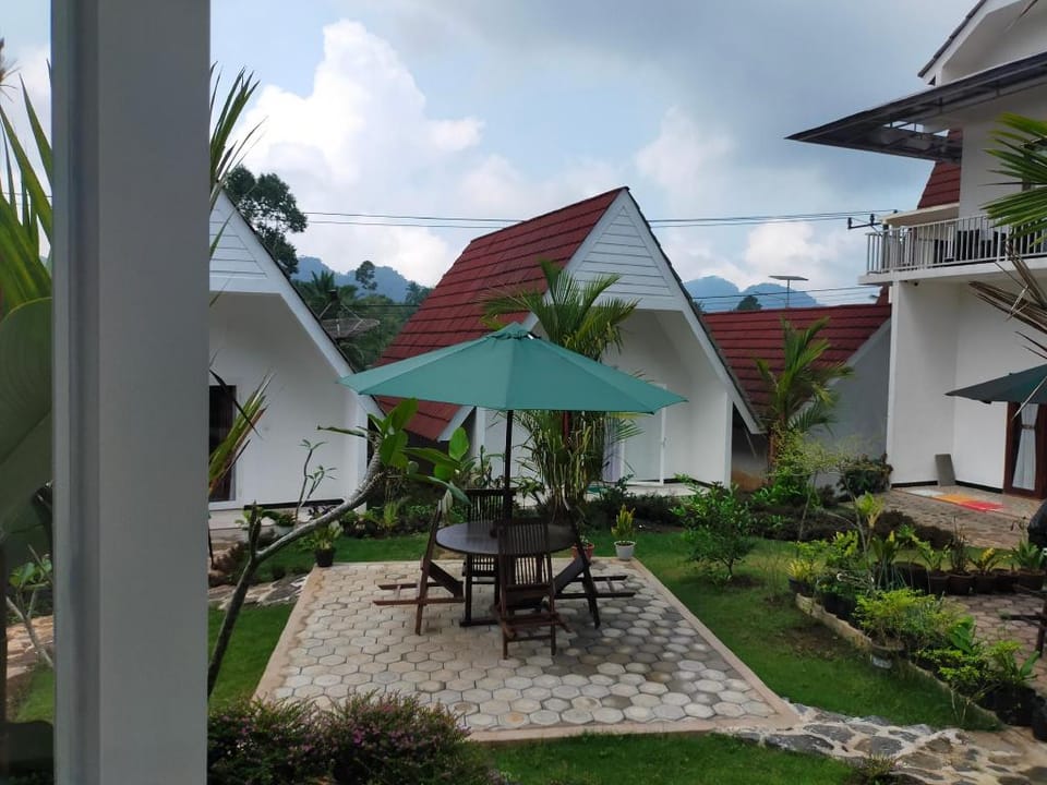 Cottage Triple Room 15 Minutes from Tumpak Sewu Vacation rental in East Java