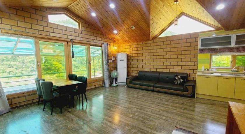 Gapyeong Chorok Jeongwon Gyegok Dokchae Pension Bed and Breakfast in Gyeonggi-do