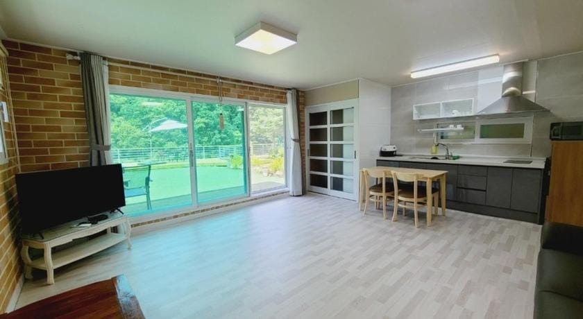 Gapyeong Chorok Jeongwon Gyegok Dokchae Pension Bed and Breakfast in Gyeonggi-do