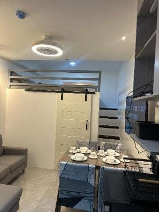 Cozy condo w/ loft bed (EDSA QC) Apartment in Quezon City