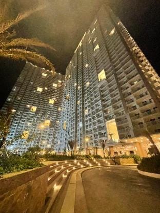 Resort style condo in the City! 2BR Infina Towers Vacation rental in Quezon City