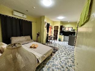 La Vita Urbana “Room3”(1 queen size  bed w/terrace Vacation rental in Bacolod