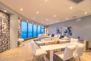 Picturesque Pearl's Penthouse Apartment in Umhlanga