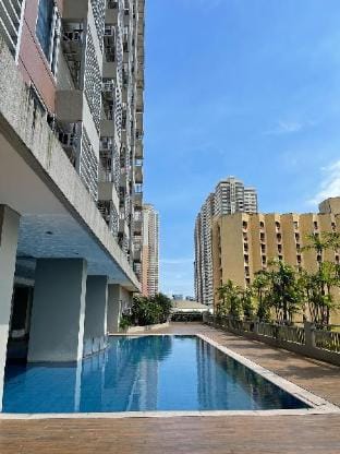 Spacious 1Bedroom Condo near US Embassy & St Lukes Vacation rental in Manila City