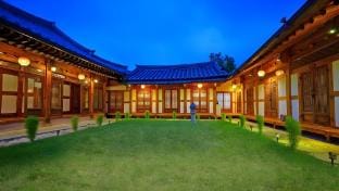 Pungnamheon Old House in Jeonju Hanok Village Bed and Breakfast in South Korea