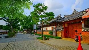 Pungnamheon Old House in Jeonju Hanok Village Bed and Breakfast in South Korea