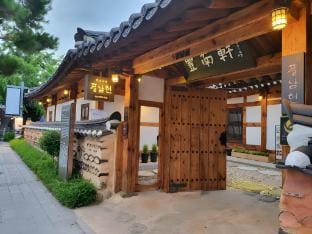 Pungnamheon Old House in Jeonju Hanok Village Bed and Breakfast in South Korea