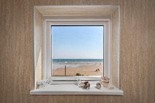 Strand Cottage - Direct Beach Access Country House in Saundersfoot