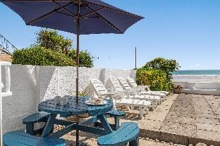 Strand Cottage - Direct Beach Access Country House in Saundersfoot