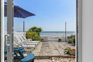 Strand Cottage - Direct Beach Access Country House in Saundersfoot