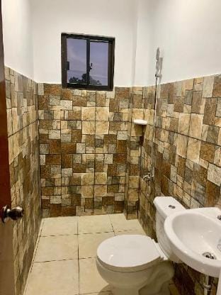 La Vita Urbana  “Room2” (Spacious 1bed w/ wifi&CR) Apartment in Bacolod