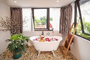 Paranoma Window Room - Bathtub Near Opera Hause Apartment in Hanoi